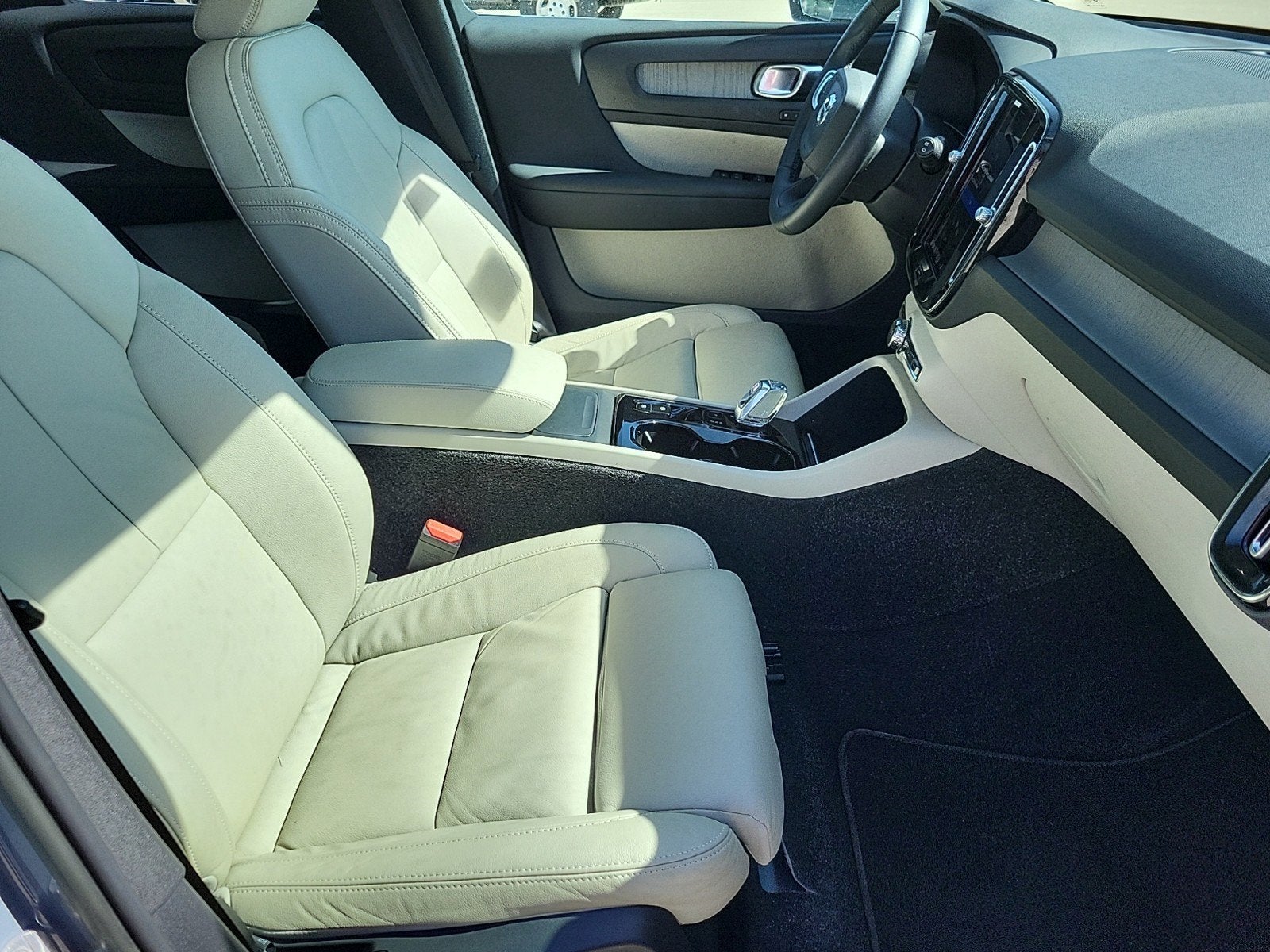 2023 Volvo XC40 Plus Bright Theme