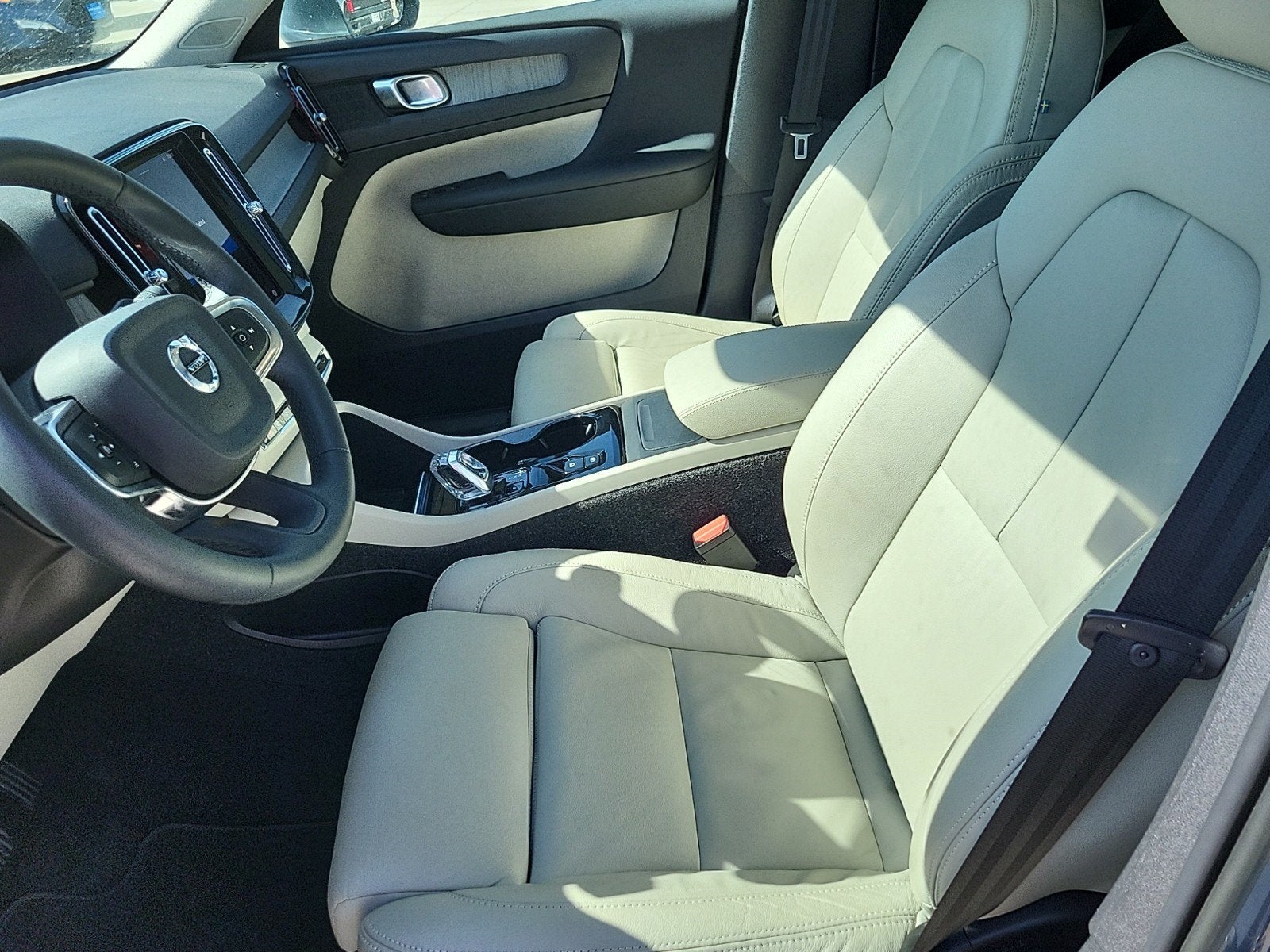 2023 Volvo XC40 Plus Bright Theme