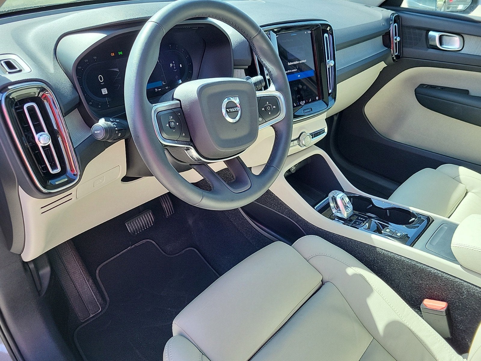 2023 Volvo XC40 Plus Bright Theme