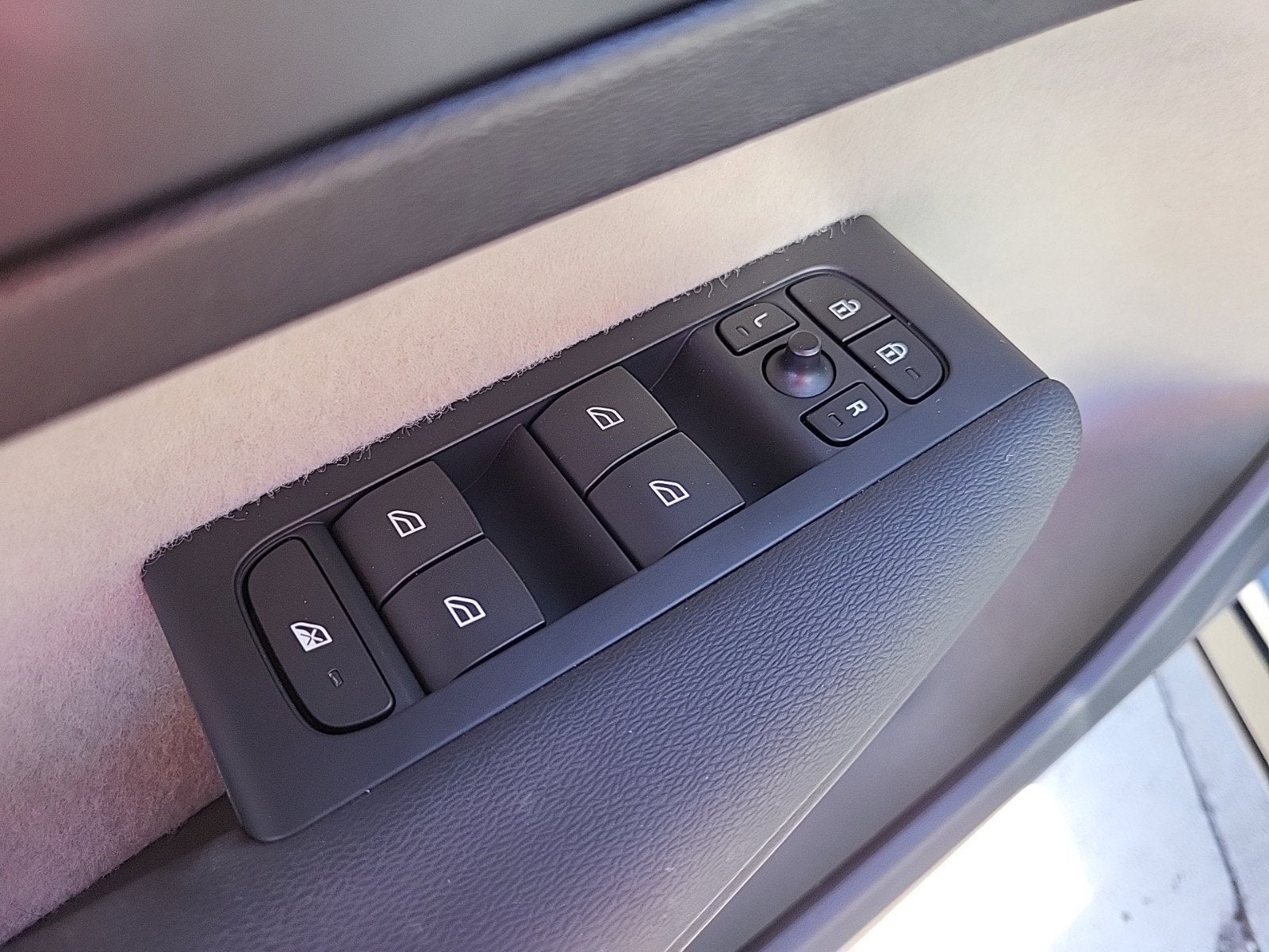 2023 Volvo XC40 Plus Bright Theme