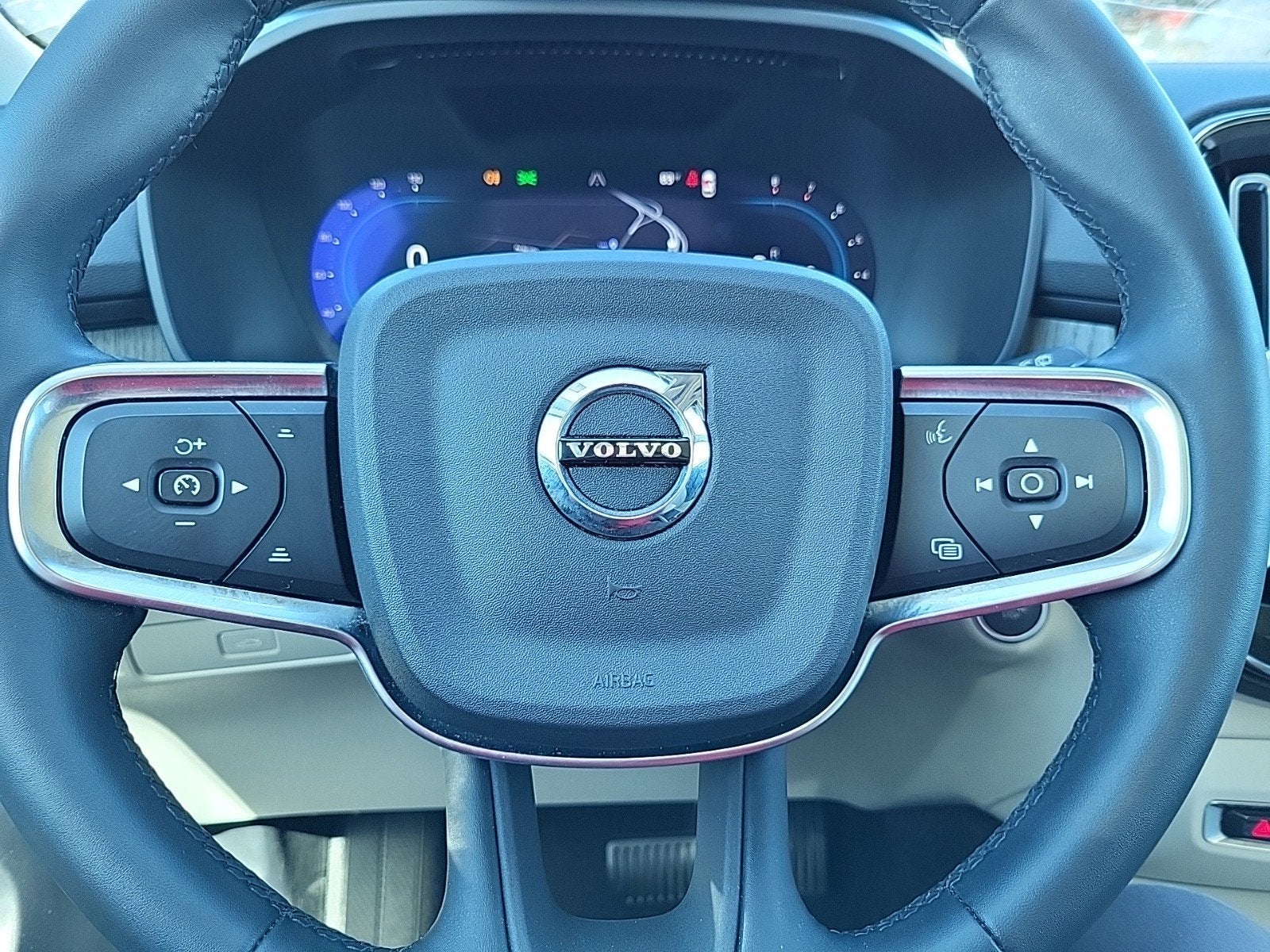 2023 Volvo XC40 Plus Bright Theme