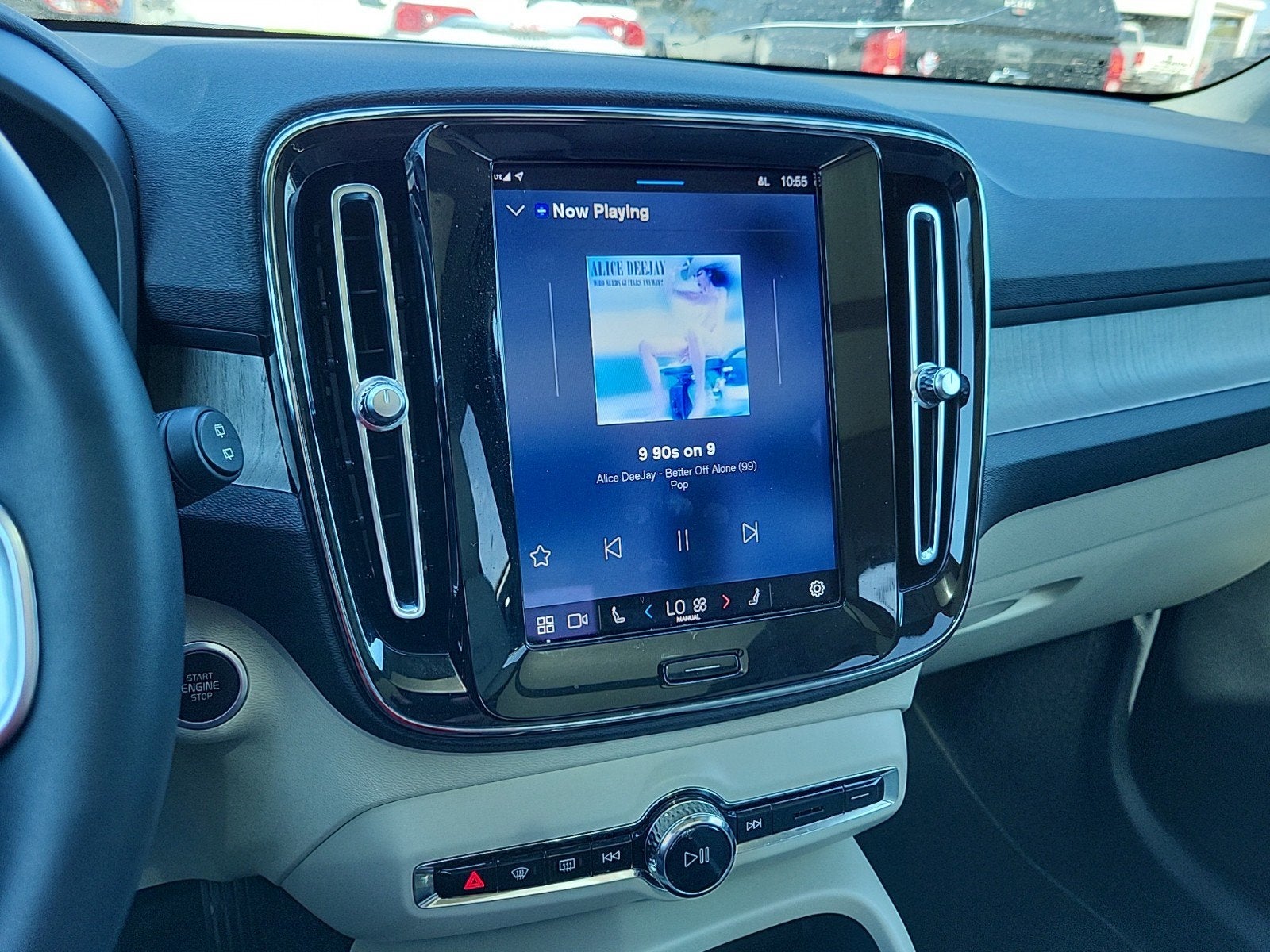 2023 Volvo XC40 Plus Bright Theme