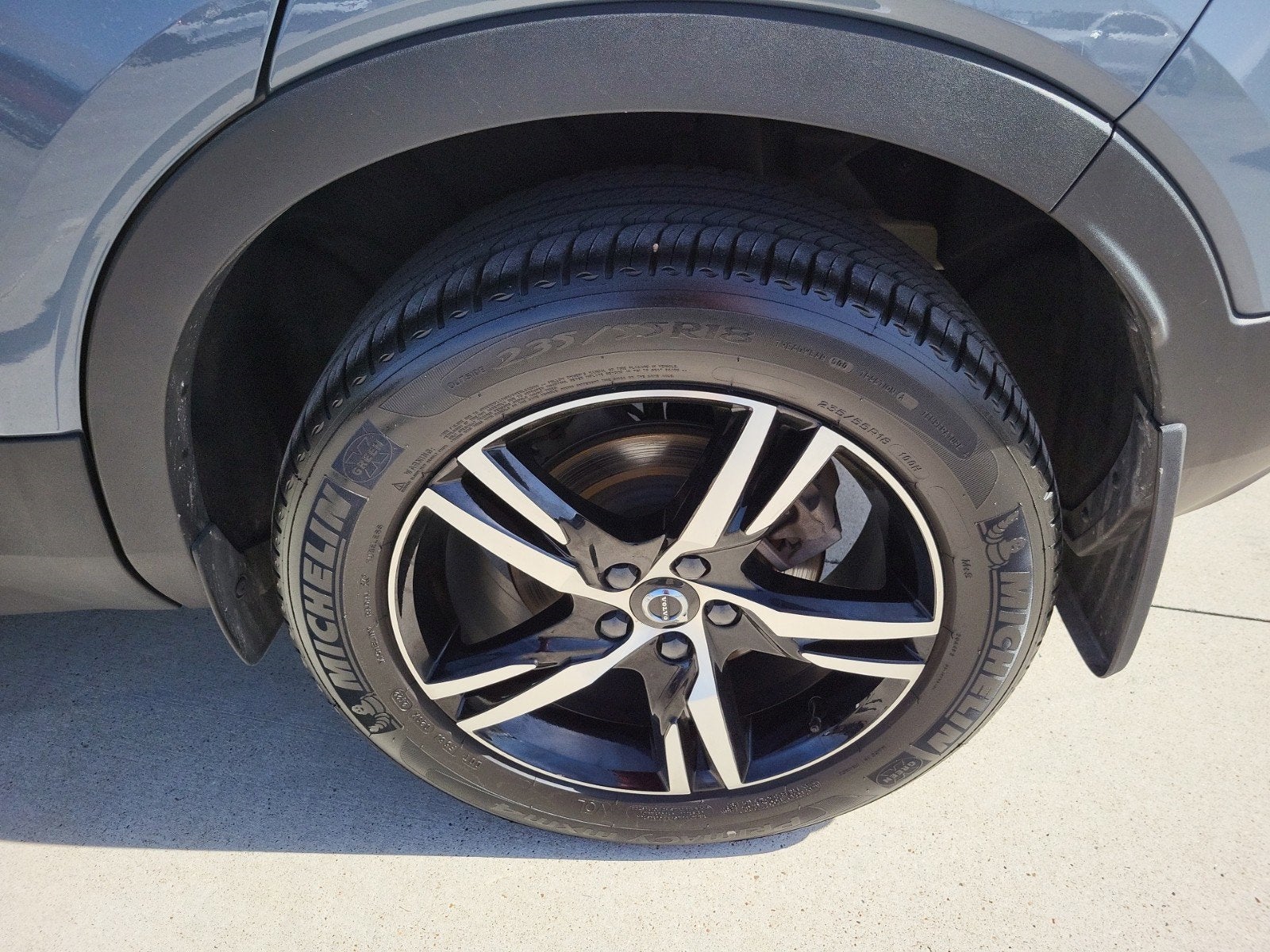 2023 Volvo XC40 Plus Bright Theme