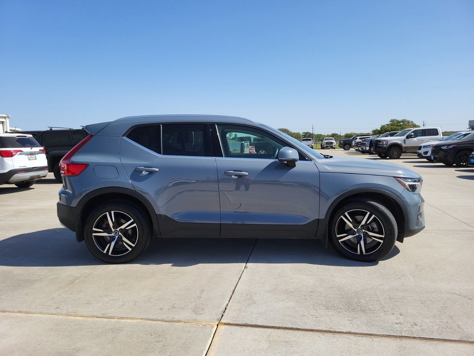 2023 Volvo XC40 Plus Bright Theme