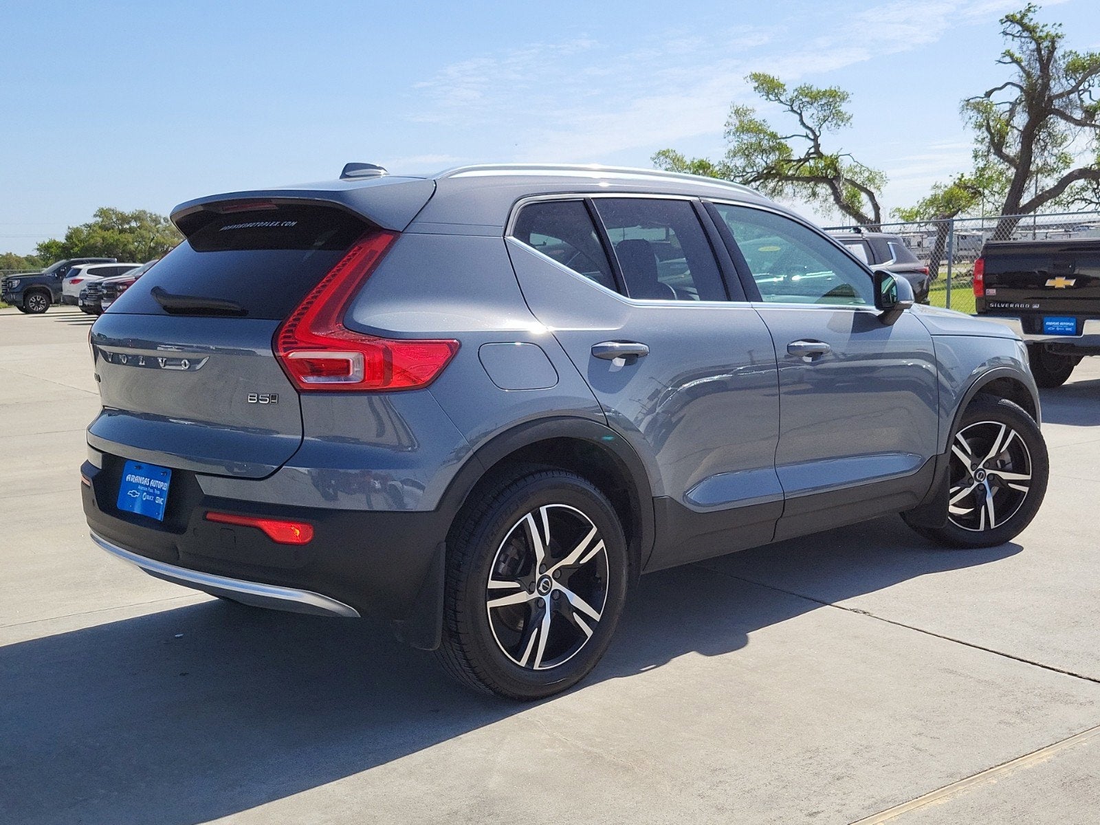 2023 Volvo XC40 Plus Bright Theme