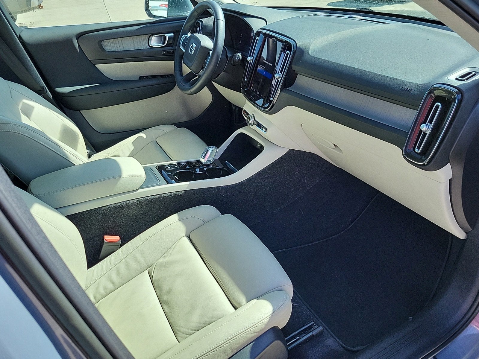 2023 Volvo XC40 Plus Bright Theme